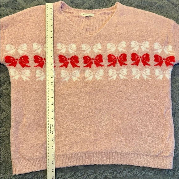 Francesca's Collections Blush V-Neck Sweater with Red and White Bow Pattern - Picture 5 of 9